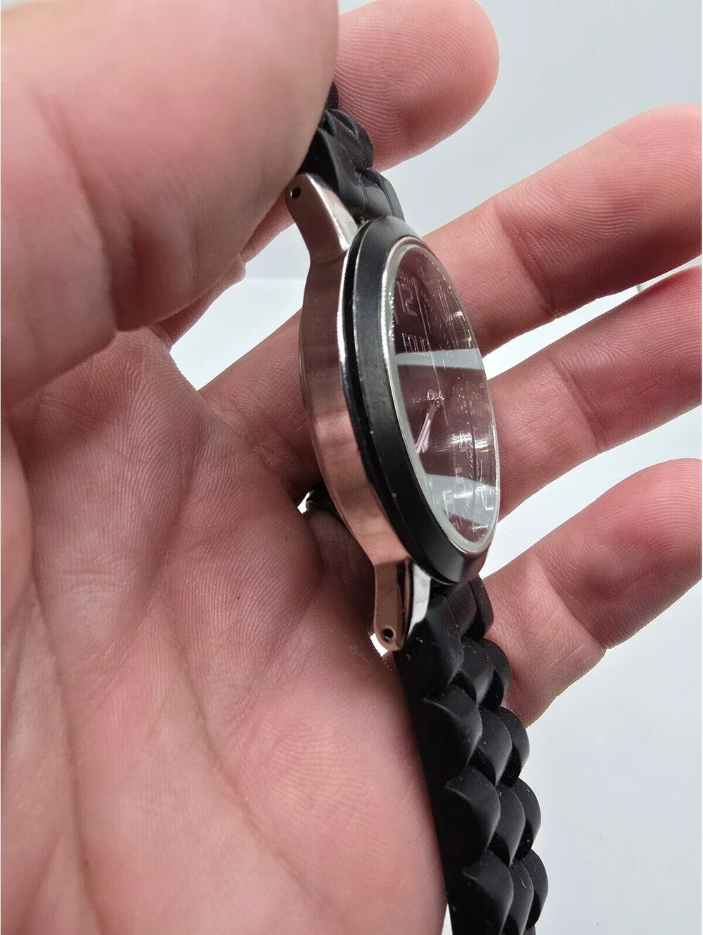 Folio Quartz Analog Watch Black Dial Arabic Numerals Silver Case Black Rubber
